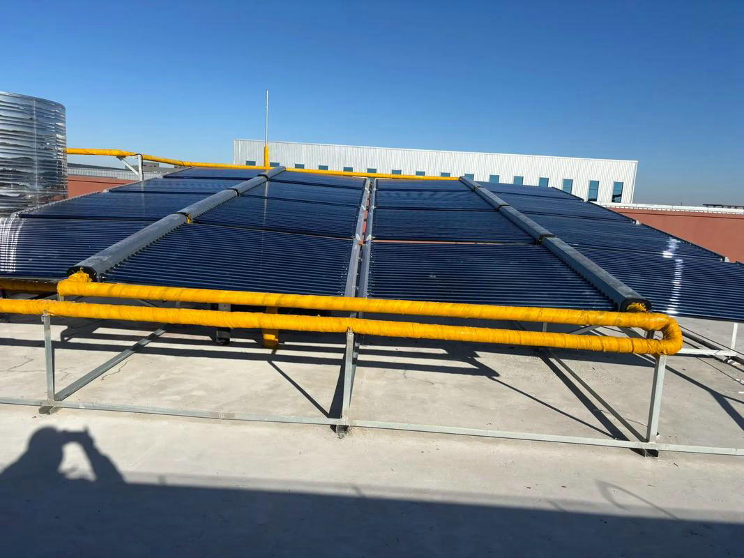 4吨太阳能热水工程真空管集热器工程图片